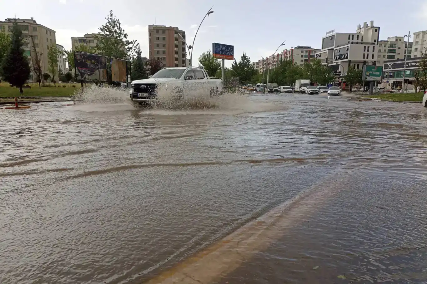 Li Dîyarbekirê barana zêde: Kolan bûn wek golê