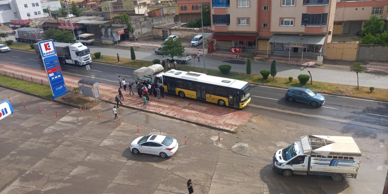 Li Çinarê kamyonetekê ji paş ve li otobusa şaredariyê lêxist