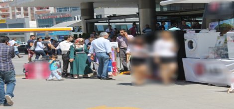 Burada ürün mü teşhir ediliyor kadın mı?