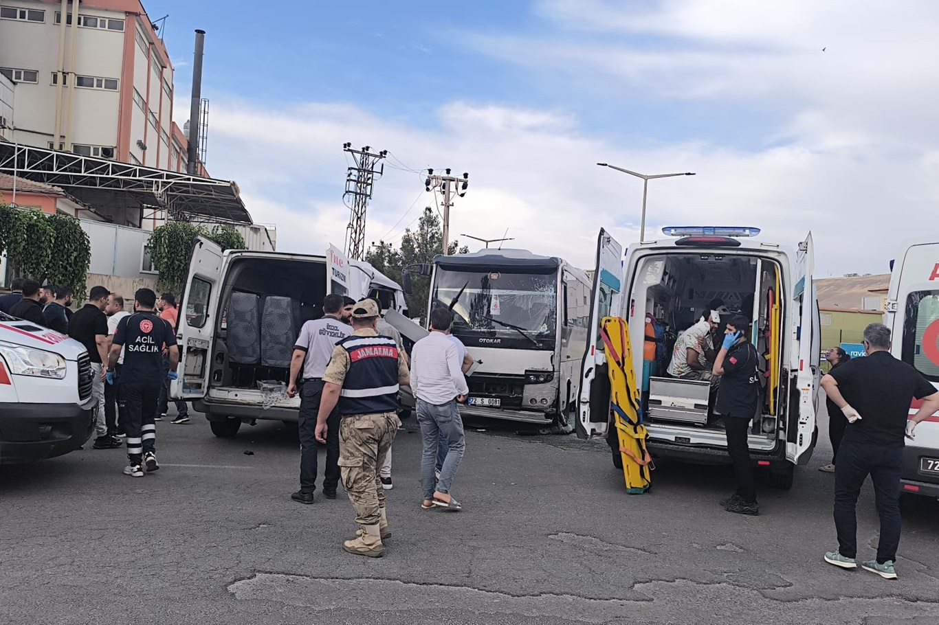 Batman'da Tekstil işçilerini taşıyan minibüs ile bir otobüsün çarpışması sonucu 7 kişi yaralandı