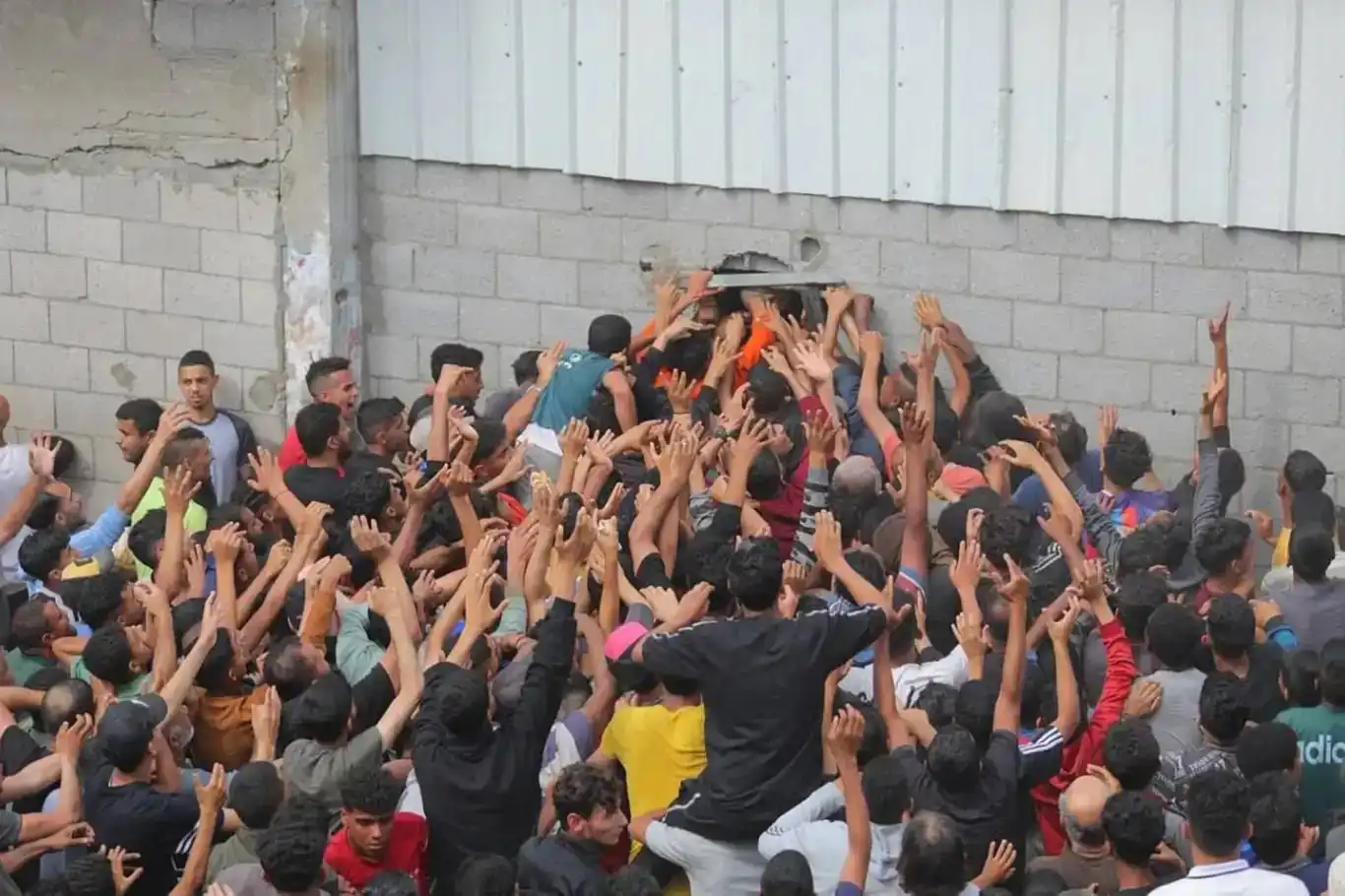 UNRWA: Ji bo Xezzeyê gihiştina alîkariyê wek dîtina derziyê di nav kadînê de ye
