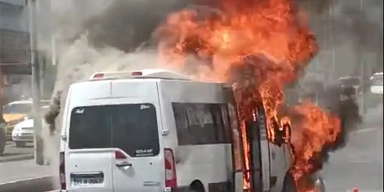 Diyarbakır Ceylan AVM yakınlarında alev alan şehir içi yolcu aracı paniğe neden oldu