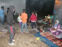 Konteynırlardaki depremzedeler sokakta kaldı