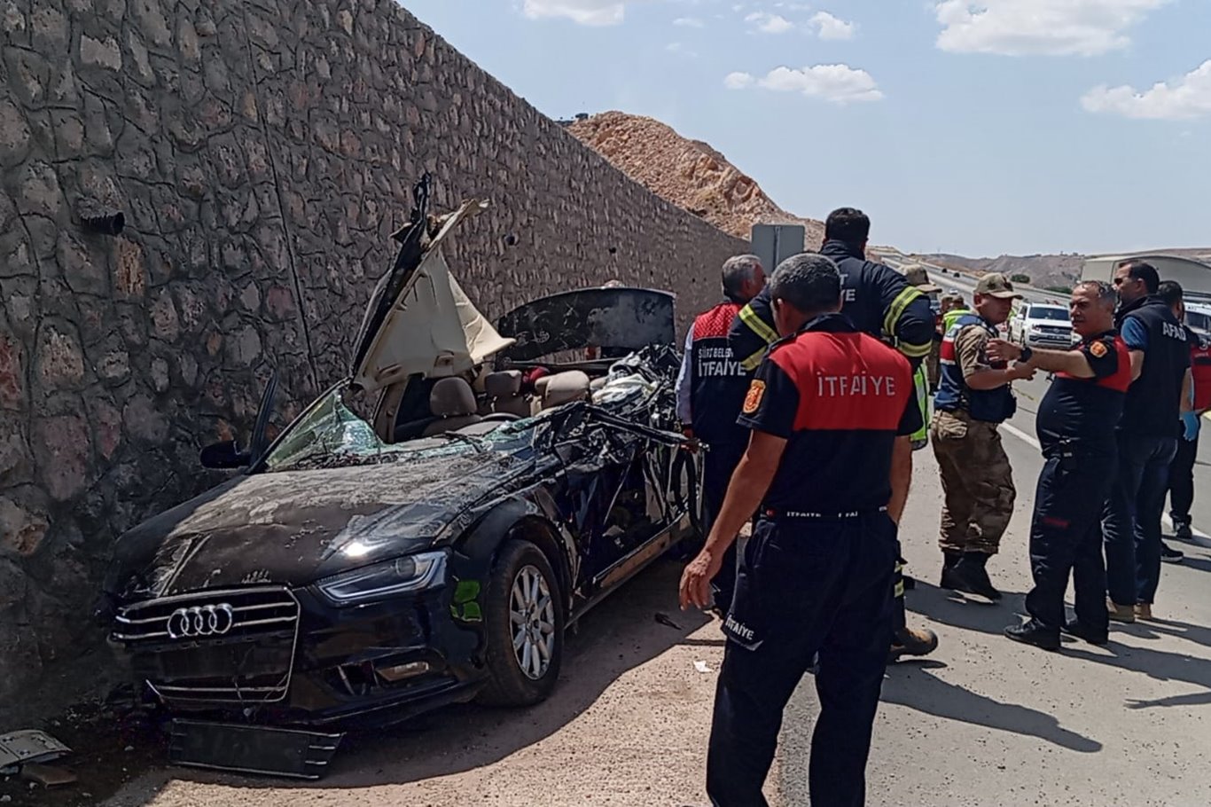 Siirt’in Kurtalan-Baykan karayolu Başur Köprüsü mevkiinde otomobil ile kamyon çarpıştı: 1 ölü, 4 yaralı