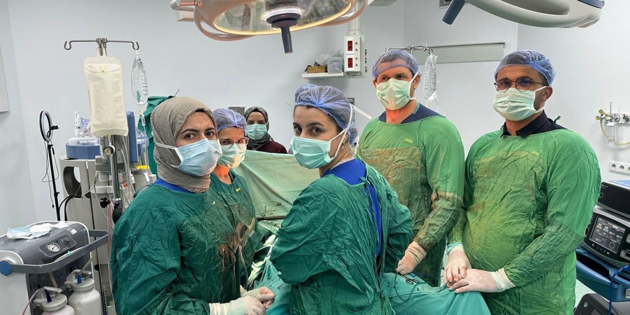 Kilo şikayetiyle hastaneye başvuran hastanın karnında 6,5 kiloluk dev kitle çıkarıldı