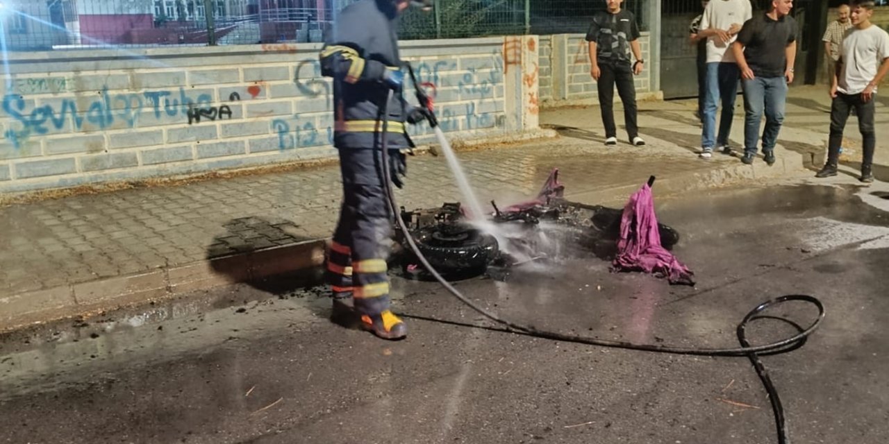 Sokak ortasında alev alan motosiklet hurdaya döndü