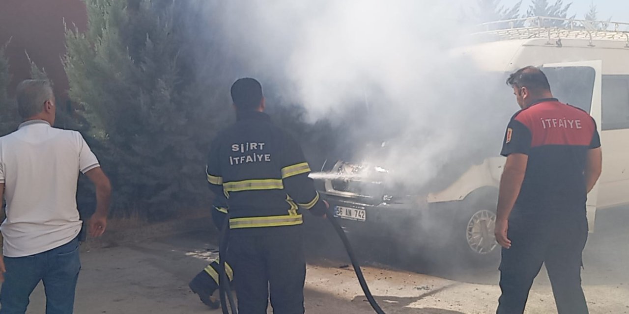 Siirt’te park halindeki minibüs alevlere teslim oldu