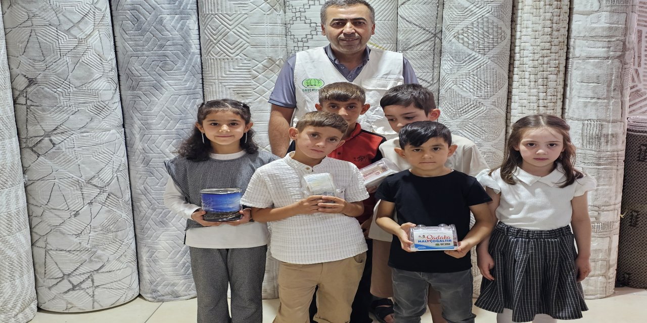 Zarokên Çinarê pereyên di qumberê xwe de ji bo Xezzeyê bexş kirin