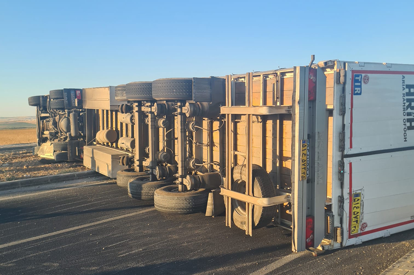 Diyarbakır’da İran plakalı tır devrildi, sürücü hastaneye kaldırıldı