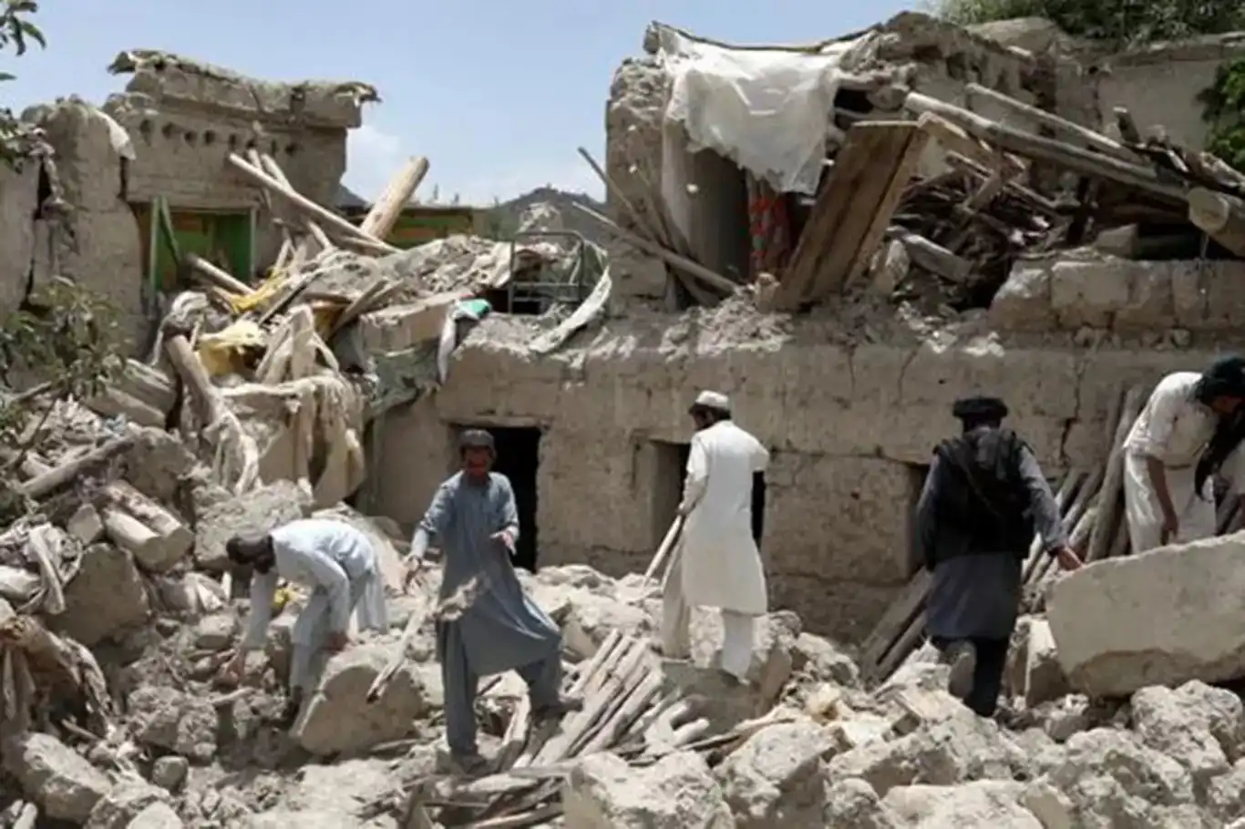 Li Efxenistanê zerara erdhejê zêde dibe: Mirî 1000î derbas kirin