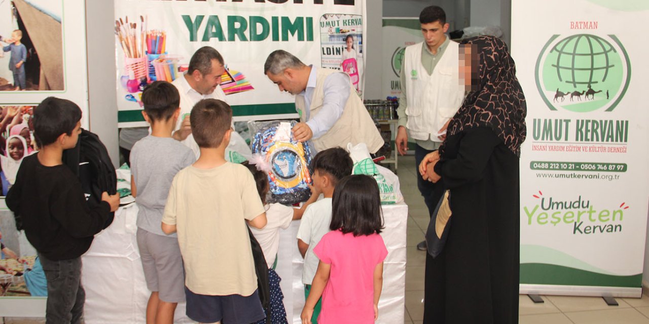 Umut Kervanı Batman'da yüzlerce öğrenciye kırtasiye yardımı yaptı
