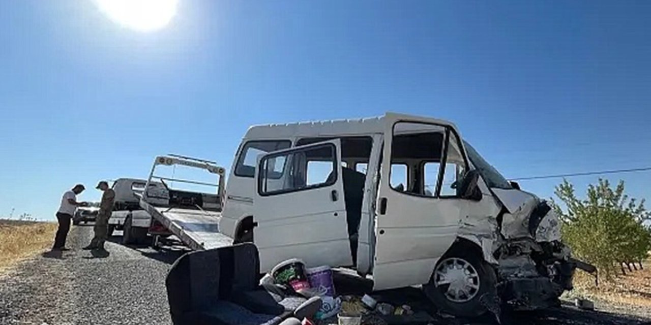 Li Rihayê mînîbus û otomobîl li hev ketin: 10 birîndar