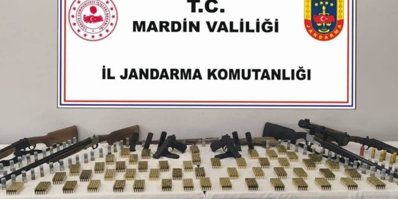 Li Dêrika Mêrdînê gelek çek û teqemenî hatin desteserkirin: 2 kes hatin girtin