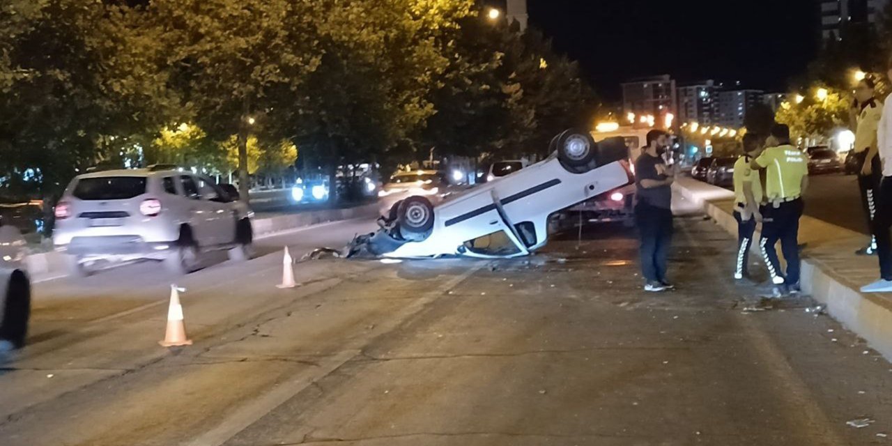Diyarbakır Kayapınar Mahabad Bulvarında pikap kaldırıma çıktı: 3 yaralı