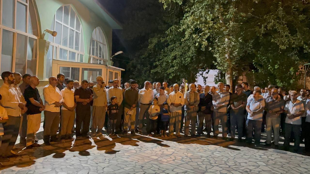 Li Çinarê destên xwe ji bo Xezzeyê bilind kirin û dua kirin