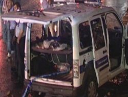 Eylemciler polislere saldırdı; arabayı yaktı!