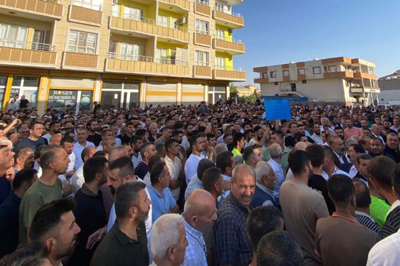 Şırnak’ın Silopi ilçesinde binlerce kişi yüksek elektrik faturaları yüzünden sokağa döküldü