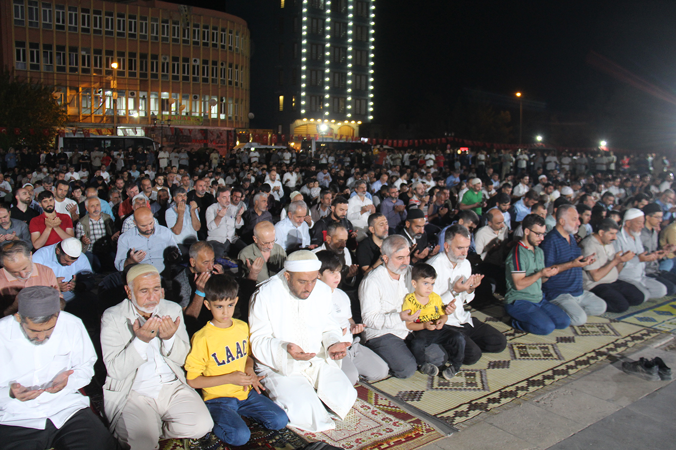 Xelkê Dîyarbekirê ji bo aramiya Xezzeyê kom bûn û dua kirin