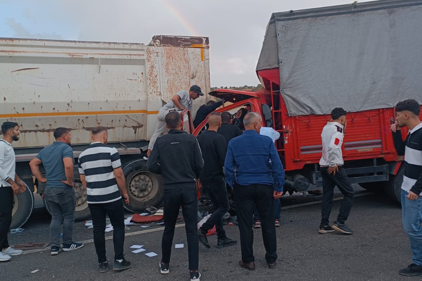 Mardin’in Mazıdağı ilçesinde kamyonet iş makinasına çarptı: 3’ü çocuk 14 yaralı