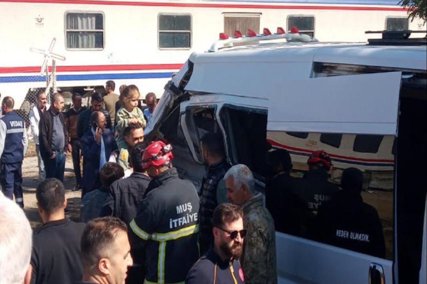 Muş’ta yolcu treni öğrenci servisine çarptı: 17 öğrenci yaralandı