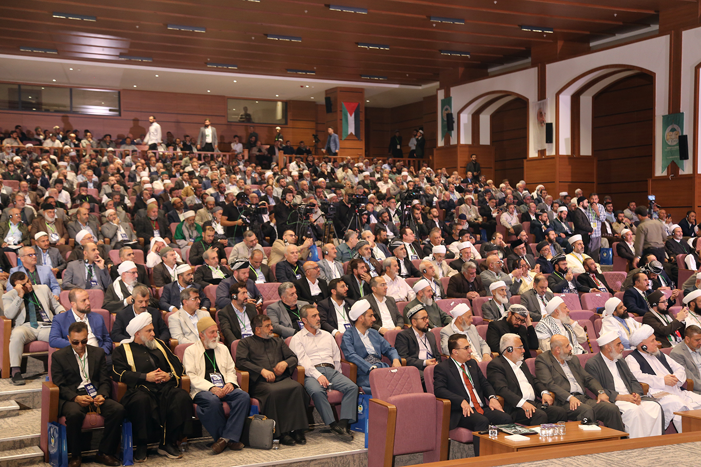 Alimler: Düşman "özgürlük" bahanesiyle aileyi parçalamak istiyor