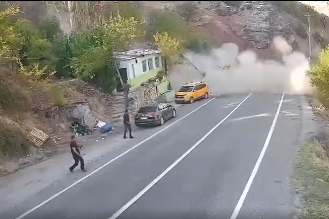 Tunceli'de kaya parçası faciasından son anda kurtuldu