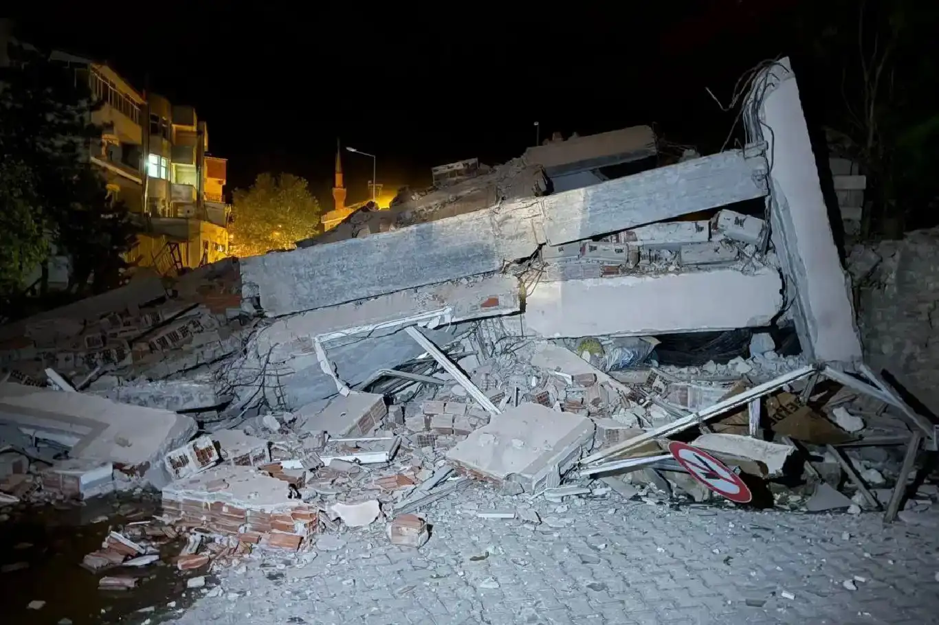 Wezîrê Karên Hindir Alî Yerlîkaya: 3 avahî û dikanek hilweşîyan, mirî tineye