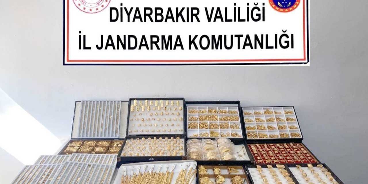 Çınar'da bir araçta yaklaşık 7,5 kilogram kaçak işlenmiş altın ele geçirildi