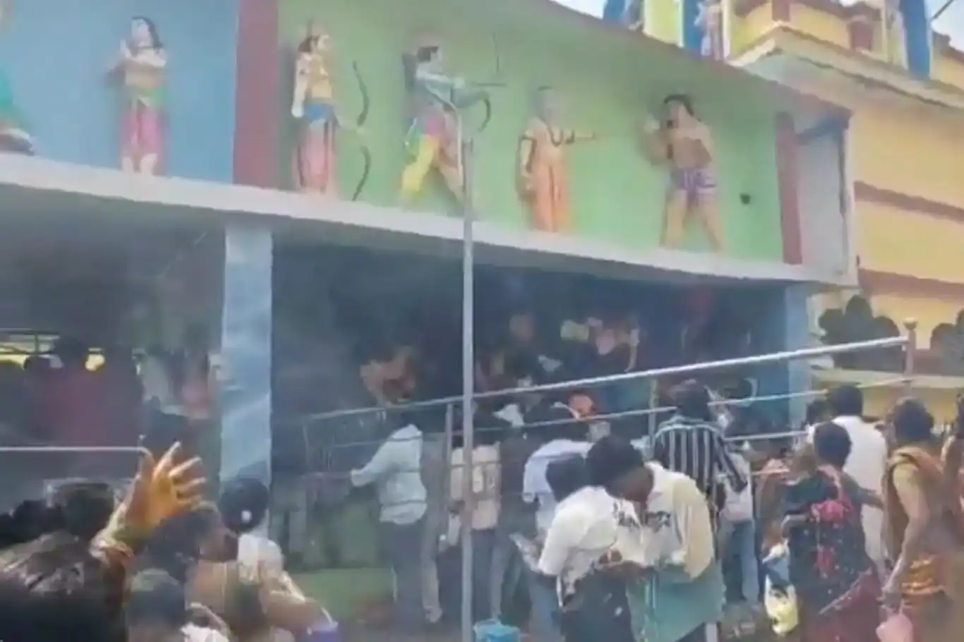 Li Hîndisanê di perestgehê de îzdîham: 10 mirî gelek birîndar