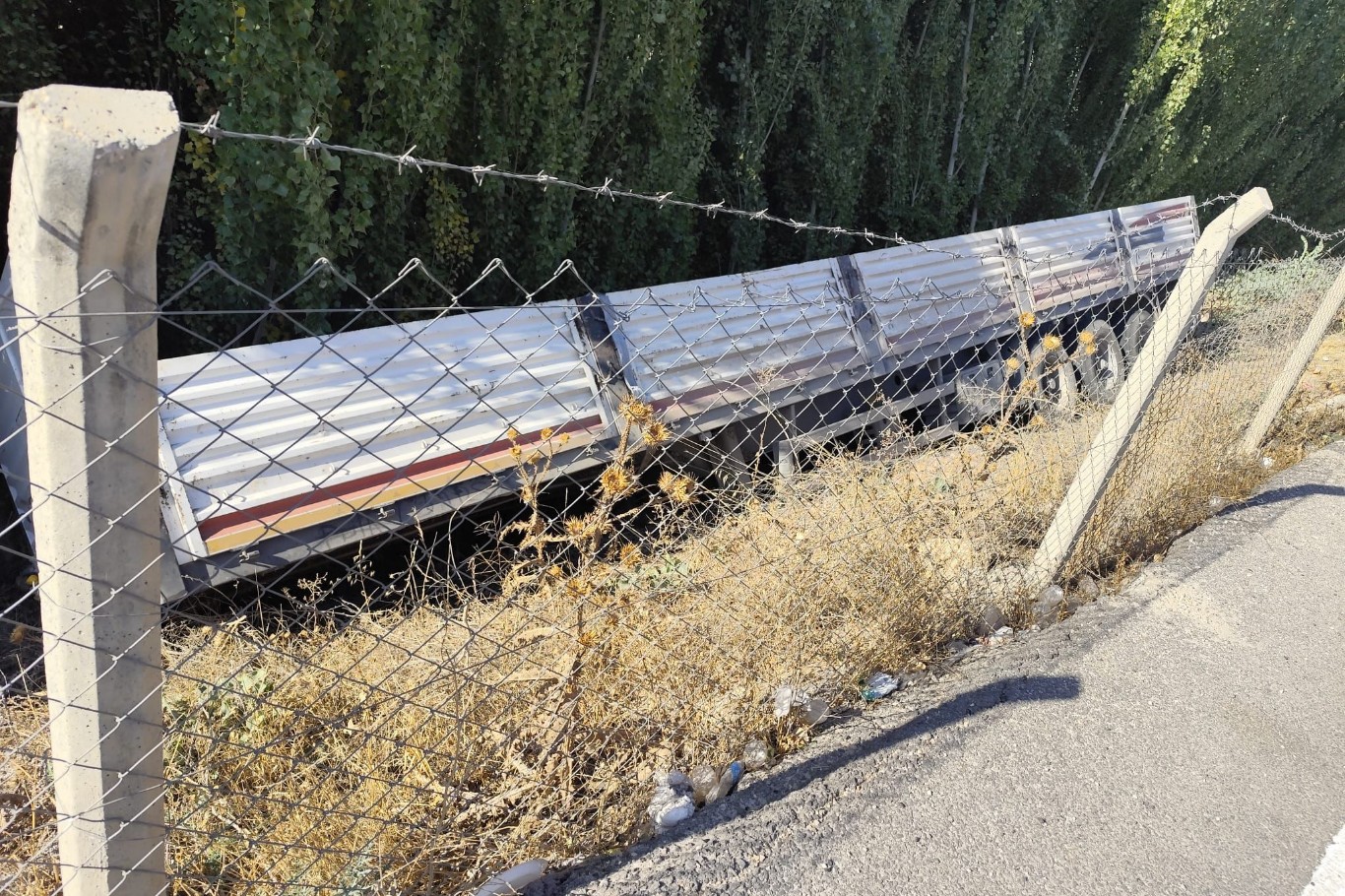 Nusaybin-Midyat ilçeleri arasında seyir halindeki tır’ın dorsesi çıkarak uçuruma yuvarlandı
