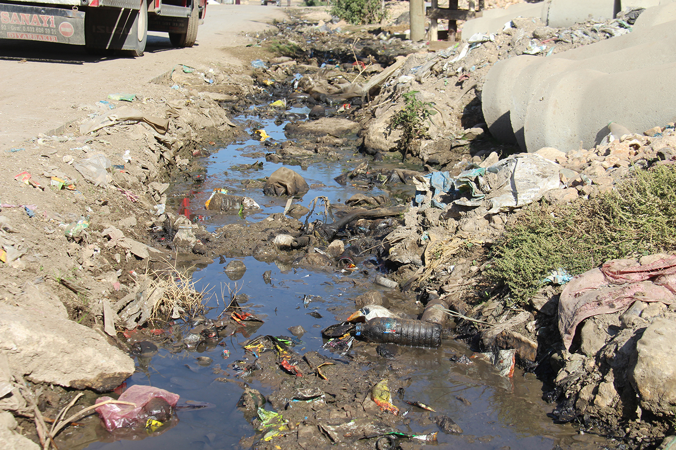 Diyarbakır’ın Dicle ilçesine bağlı Dedeköy Mahallesi'ndeki altyapı sorunu hastalık saçıyor