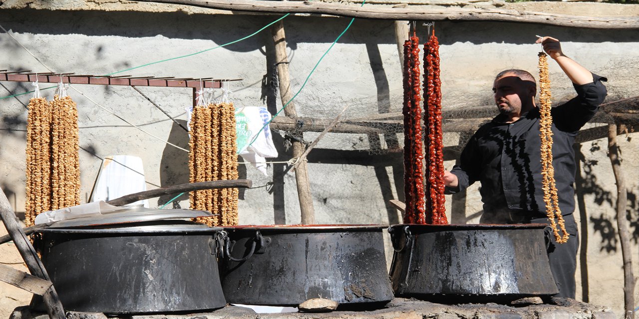 Batman'ın Sason ilçesinde geleneksel cevizli sucuk üretimi sürüyor