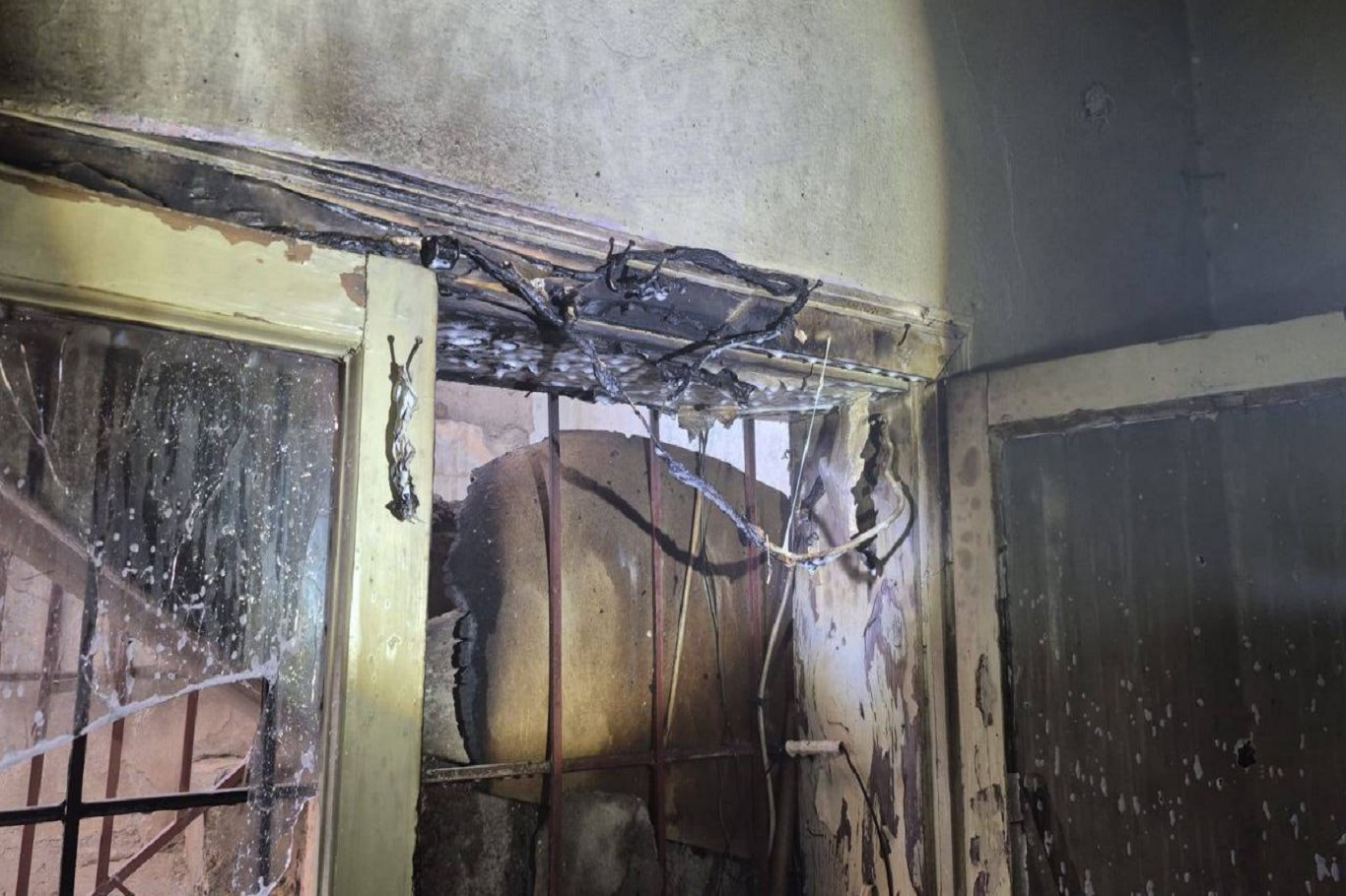 Batman’da iki katlı evde yangın