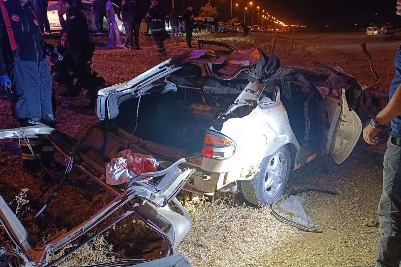 Li Êlihê wesayîtek li qamyonekê qelibî: 2 zarok mirin, bav bi giranî birîndar bû