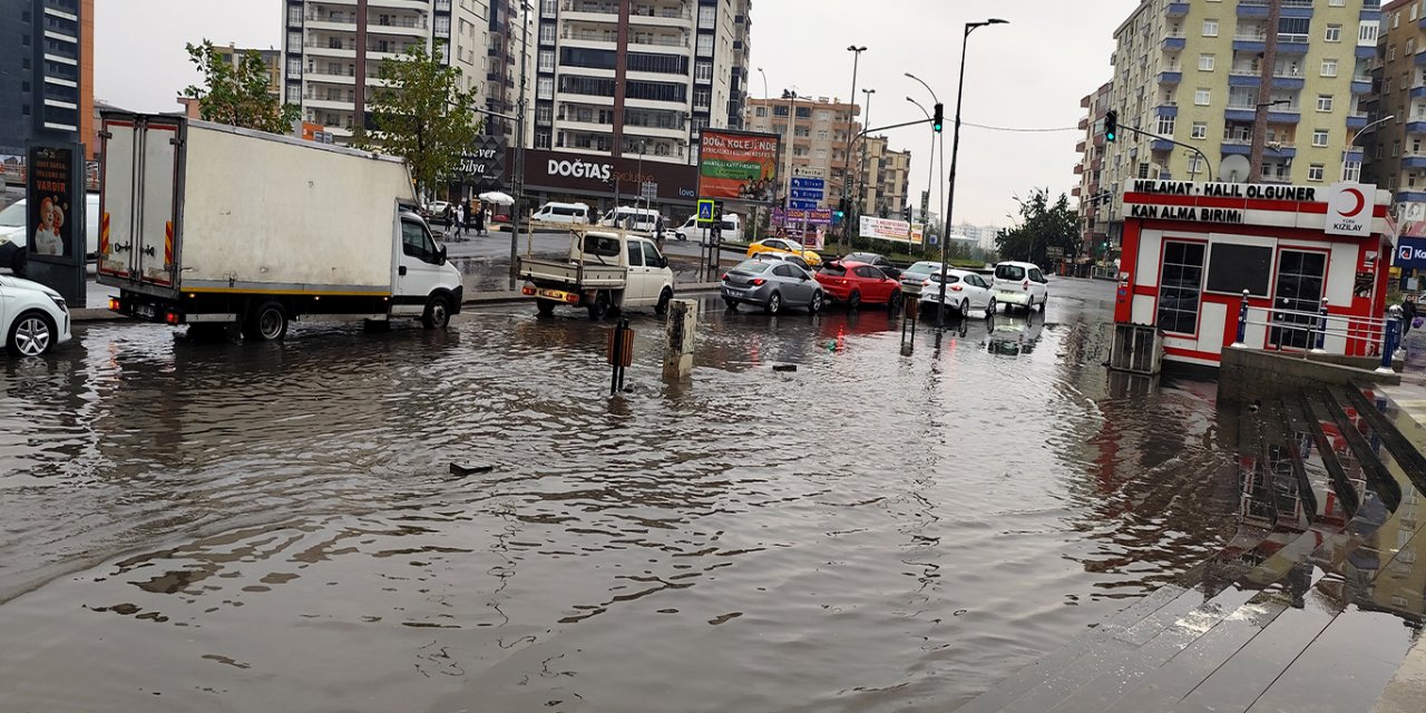 Diyarbakır’da sağanak alt yapı sorunlarını yeniden gün yüzüne çıkardı