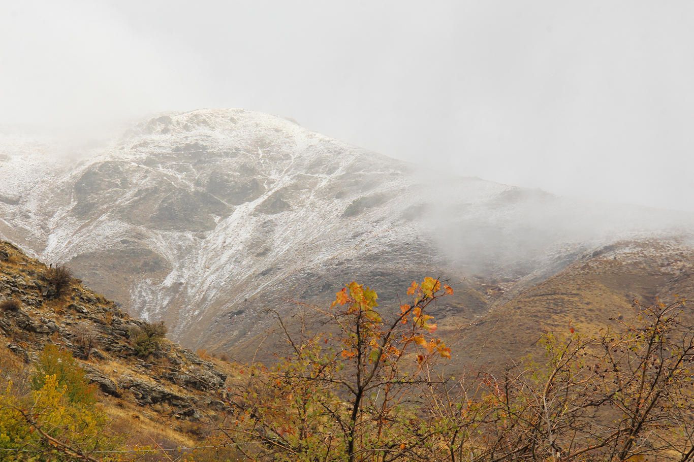 Li deverên bilind ên Dîyarbekirê, berfa yekem a vê demsalê barî