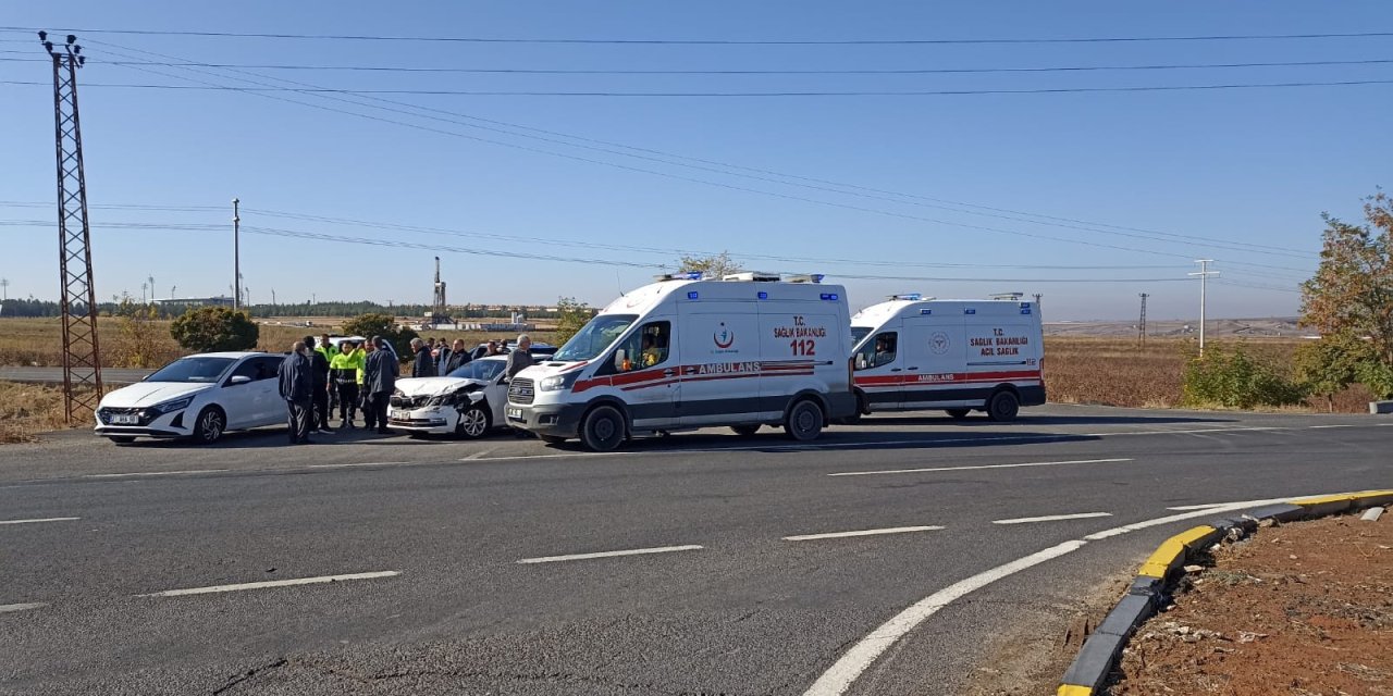 Çınar'da 2 araç çarpıştı, 2 kişi yaralandı