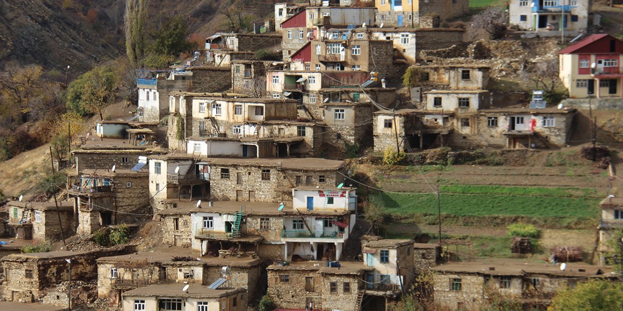 Çüngüş ilçesine bağlı tarihi Atalar (Piran) Mahallesinde bozuk yol çilesi halkı canından bezdirdi