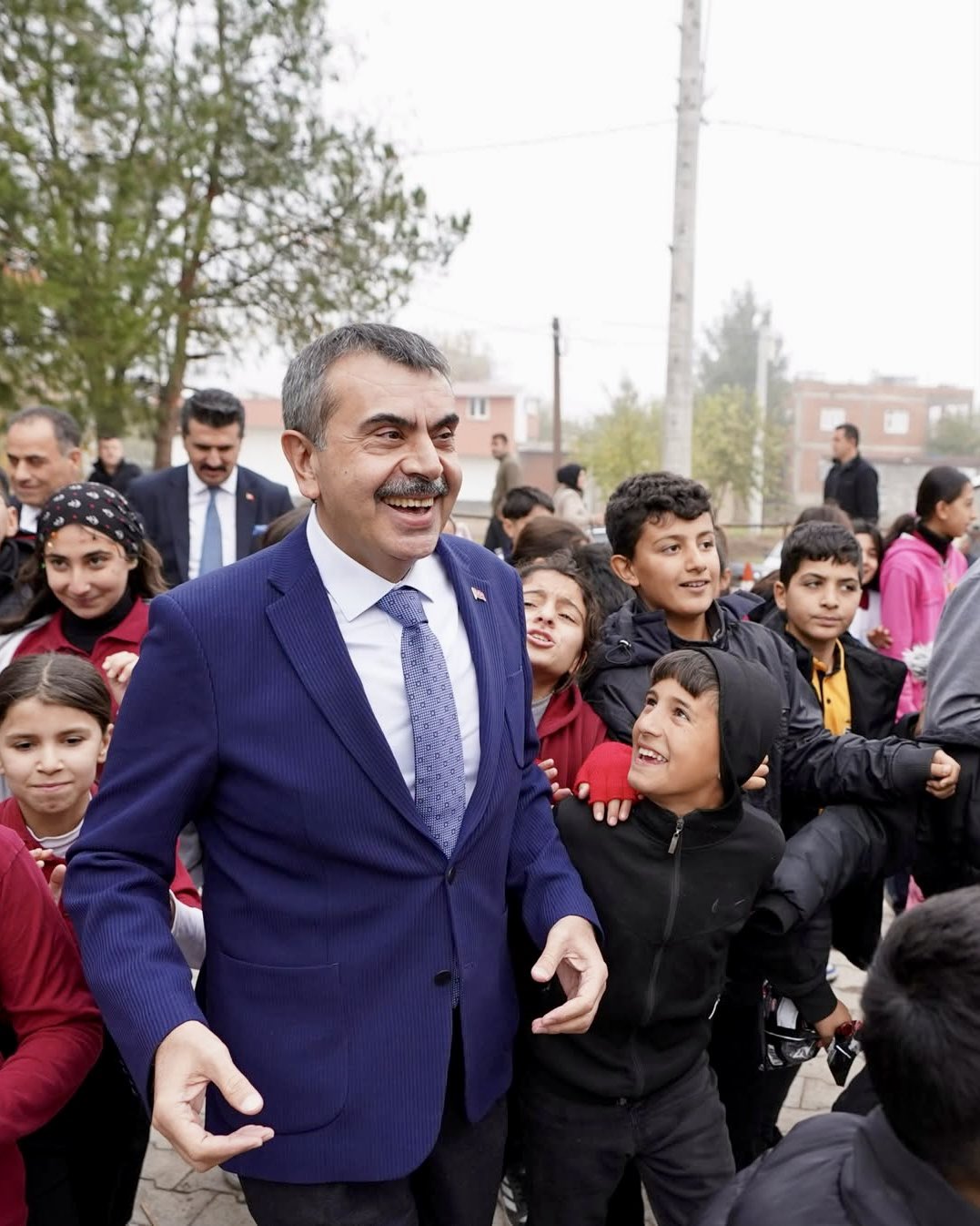 Wezîrê Perwerdehiya Neteweyî Yusuf Tekin navçeya me ya Çinarê ziyaret kir