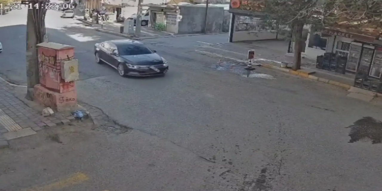 Mardin'in Nusaybin ilçesinde otomobilin çocuğa çarptığı anlar kameraya yansıdı