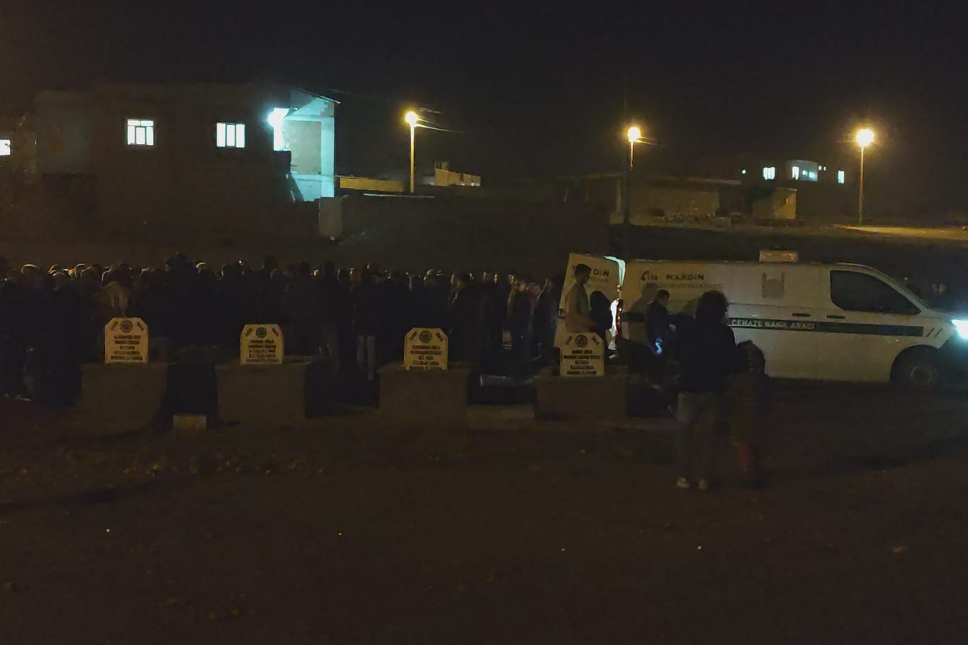 Kızıltepe'de evde ölü bulunan ailenin babası defnedildi, anne ve çocuk memleketine gönderildi