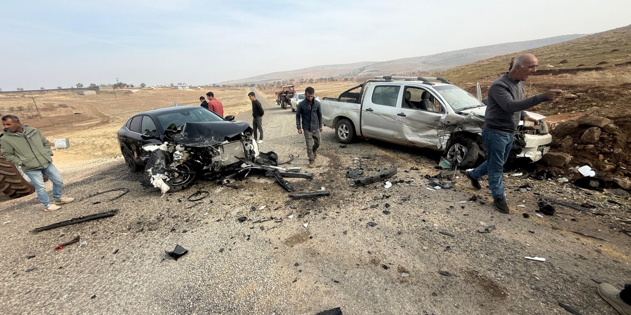 Çınar'da 2 araç çarpıştı, 3 yaralı