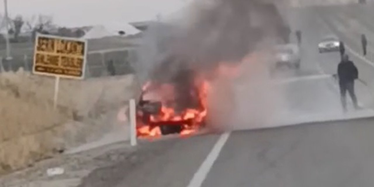 Diyarbakır-Kocaköy yolu Çaytepe Mahallesi mevkiinde alev alan araç korkuttu