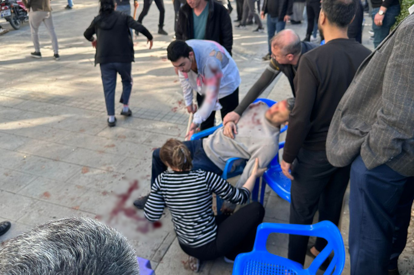 Li navçeya Qosera Mêrdînê di şerê di navbera 2 dikandaran de 13 kes hatin girtin