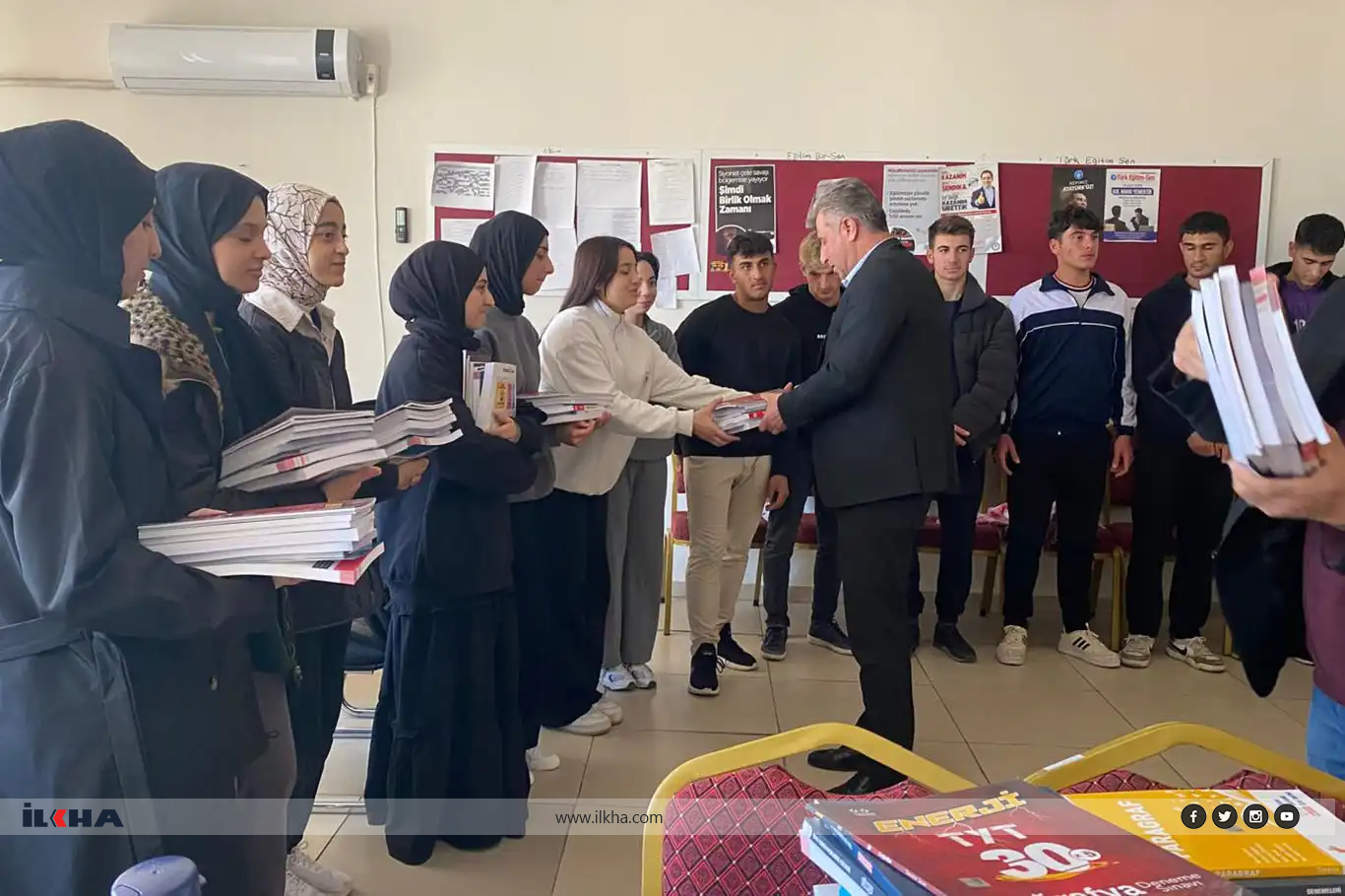 Serokê Şaredarîya Huda Parê Samîr Ozhan, ji xwendekaran re belaş kitêban belav kir