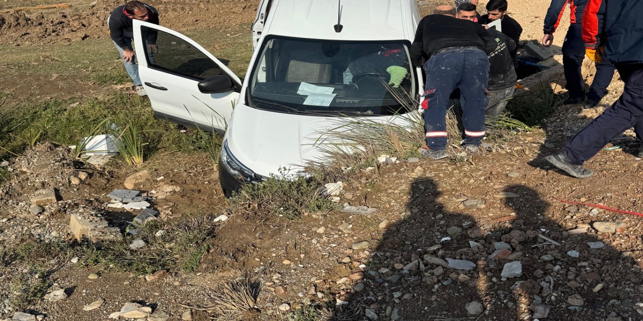 Batman'da hafif ticari araç kanala düştü: Sürücü yaralı kurtarıldı