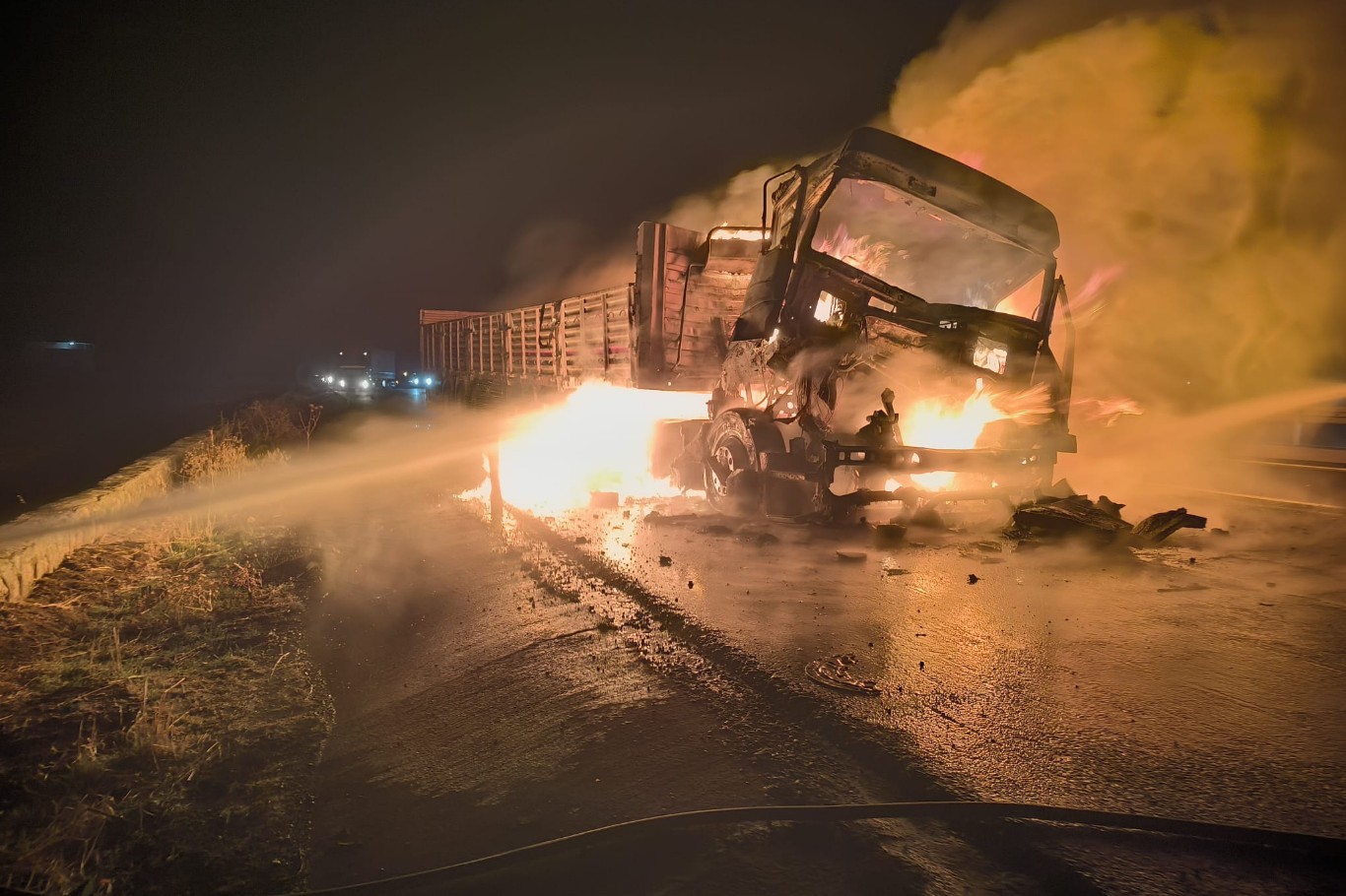 Mardin’in Nusaybin ilçesinde iki tır çarpıştı: Bir tır alevlere teslim oldu