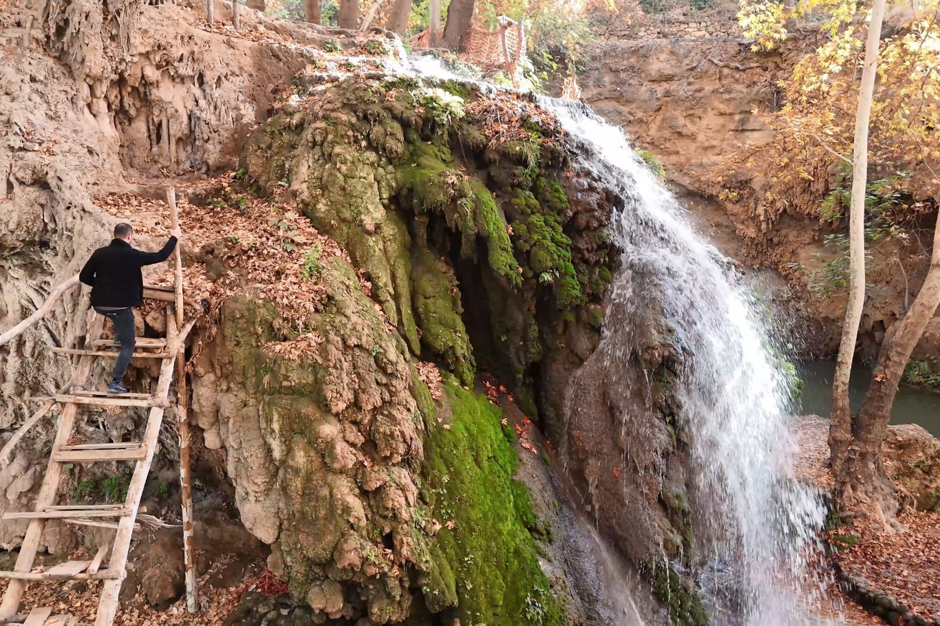Mardin’in saklı cenneti Yardere Şelalesi’nden sonbaharda kartpostallık görüntüler