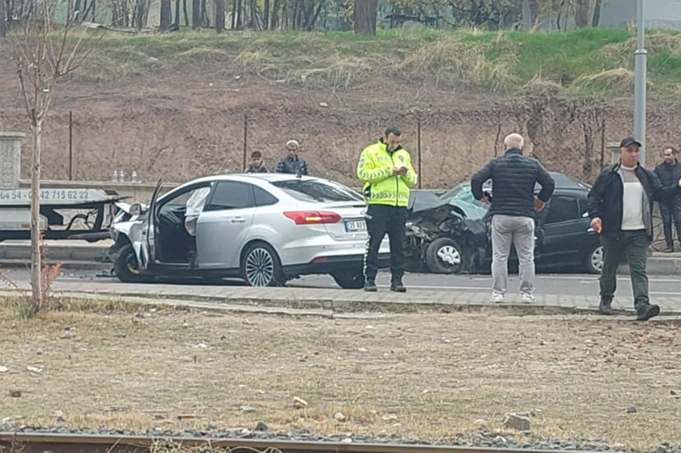 Batman'da iki otomobil kafa kafaya çarpıştı: 3 yaralı