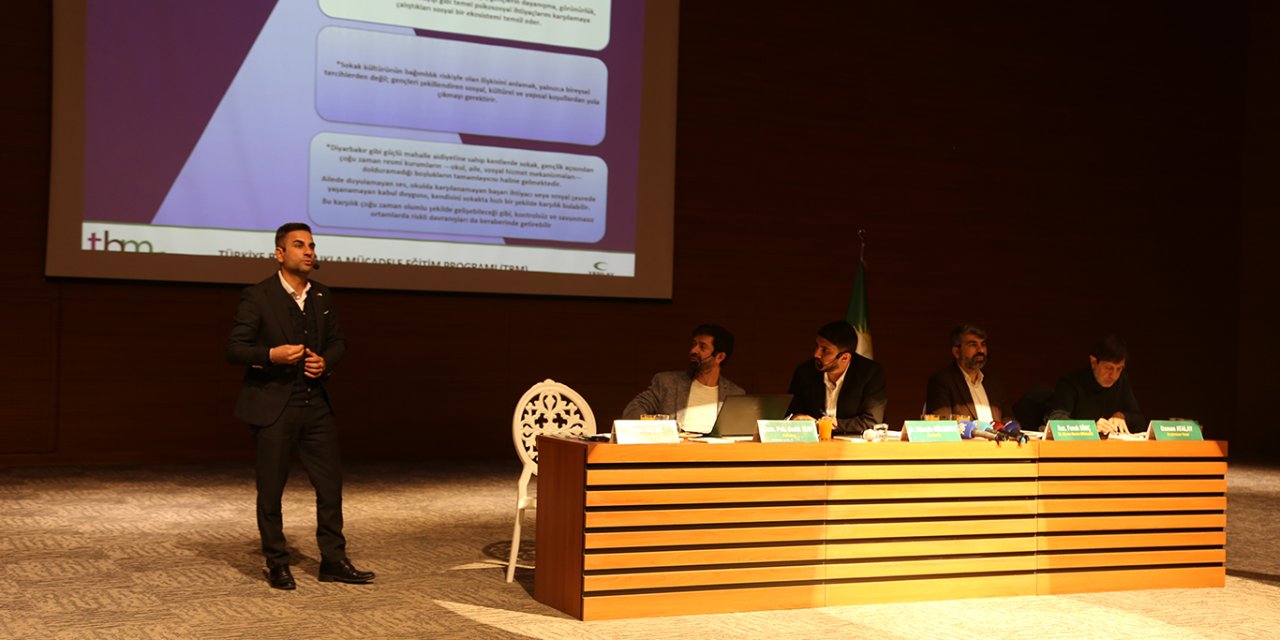 HÜDA PAR'dan "Madde Bağımlılığı" paneli: Gençlik risk altında, çözüm ortak mücadelede